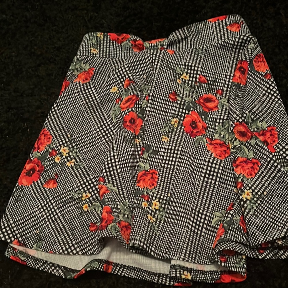 rose black and white patterned skirt